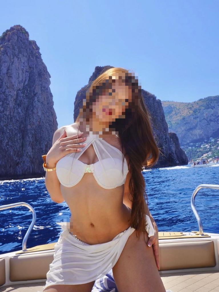 631068754: Chica busca chico en Gerona