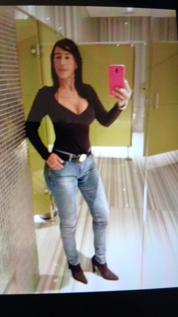 663811939: Chica busca chico en Barcelona