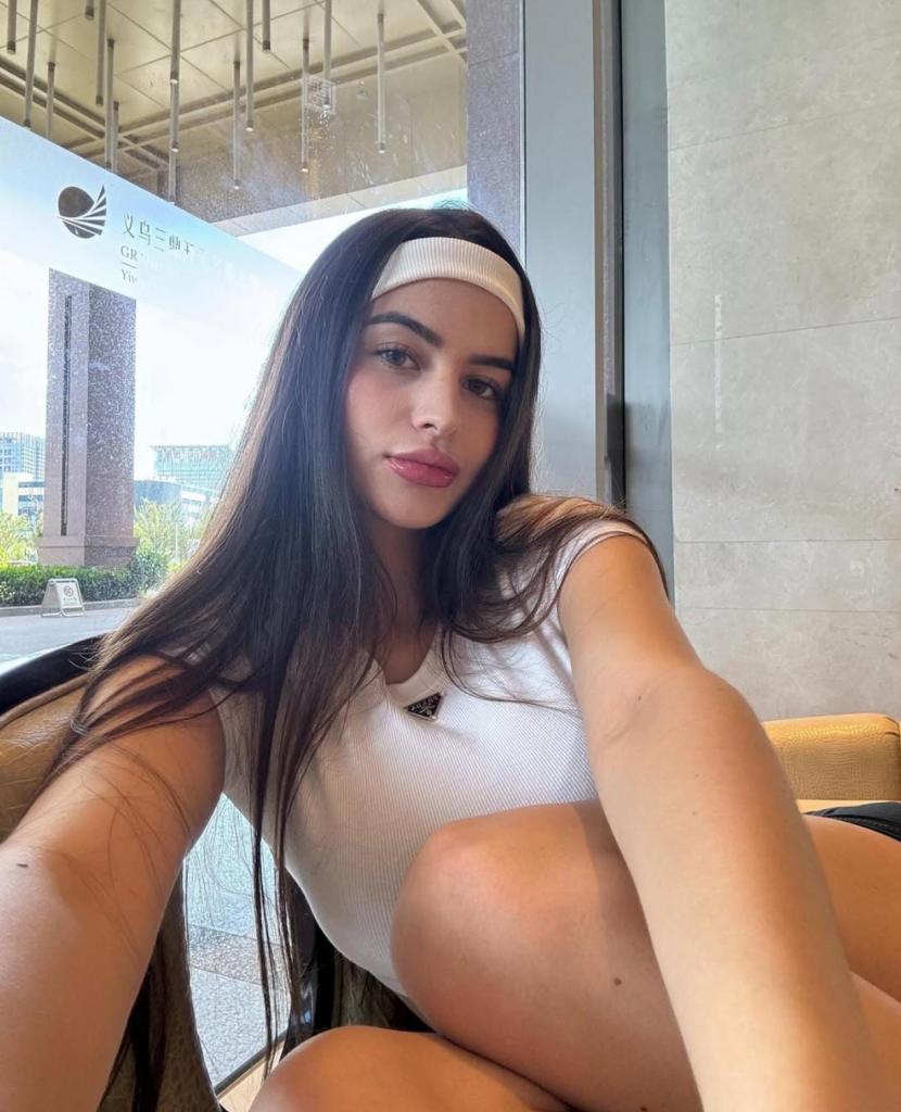 677375060: Chica busca chico en Barcelona