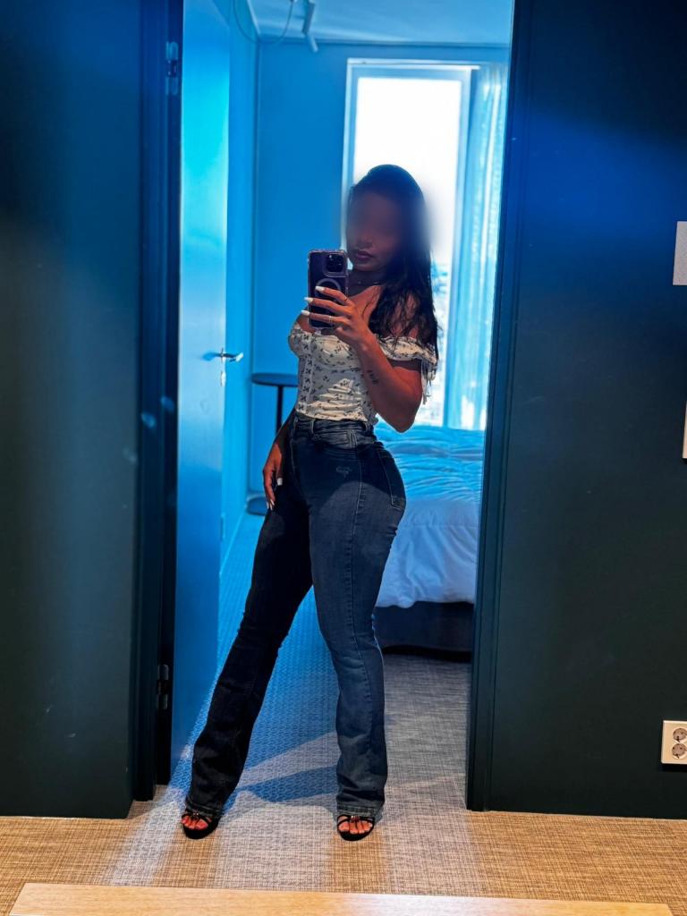 607673370: Chica busca chico en Barcelona