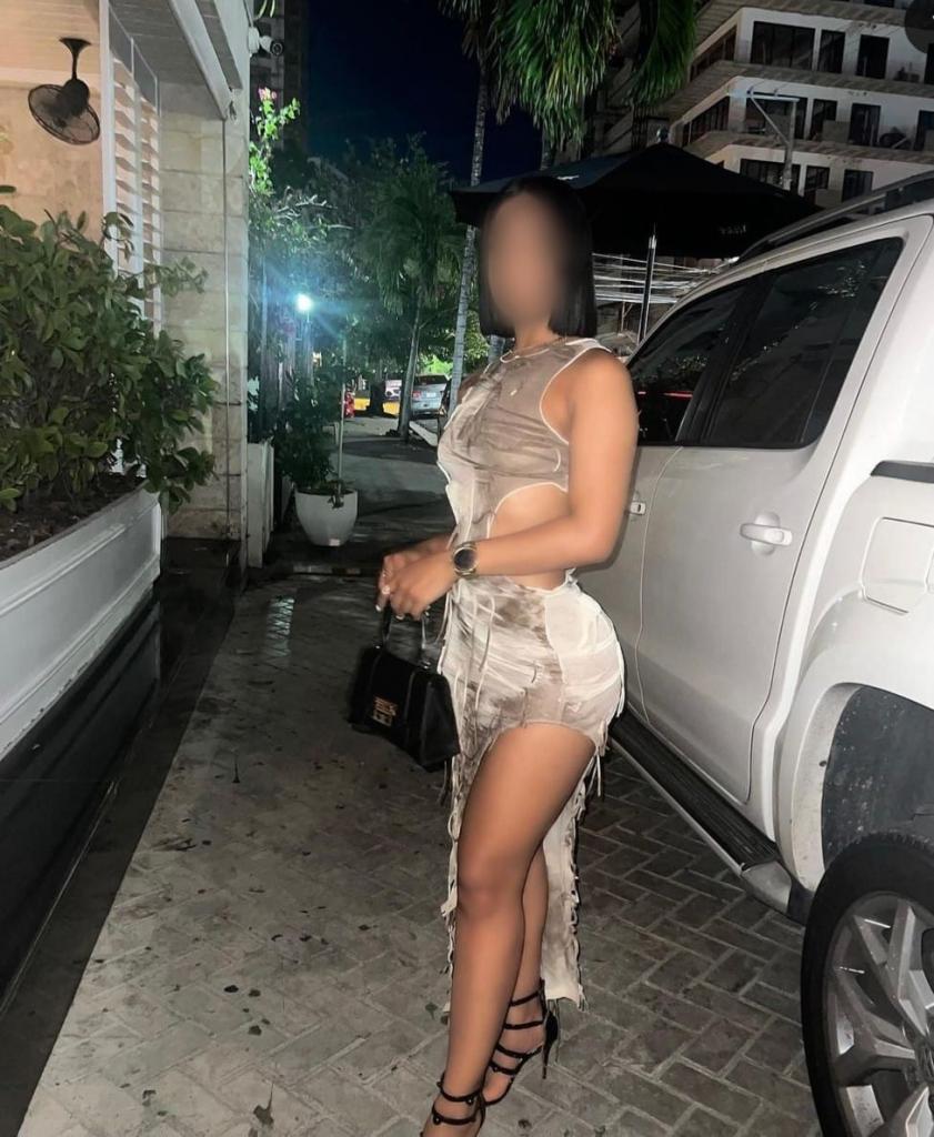613775449: Chica busca chico en Sevilla