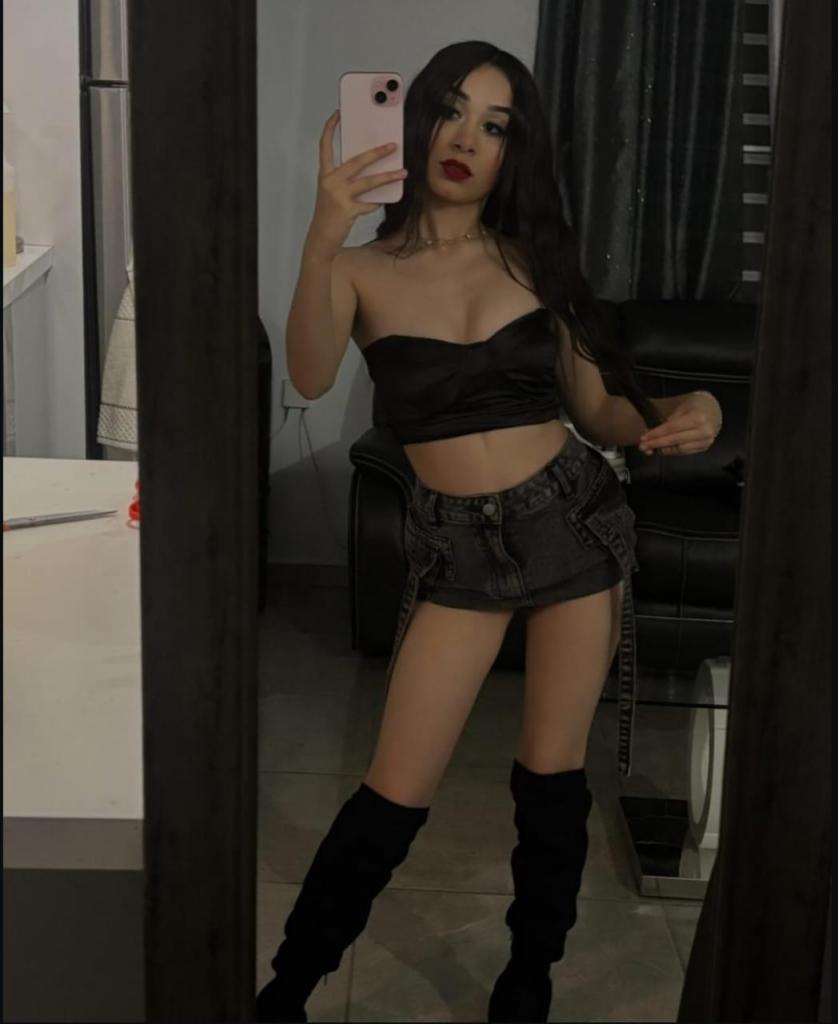 631804860: Chica busca chico en Sevilla