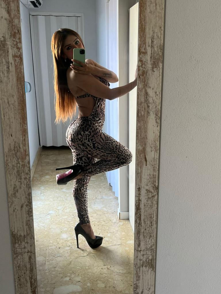 664874220: Chica busca chico en Madrid