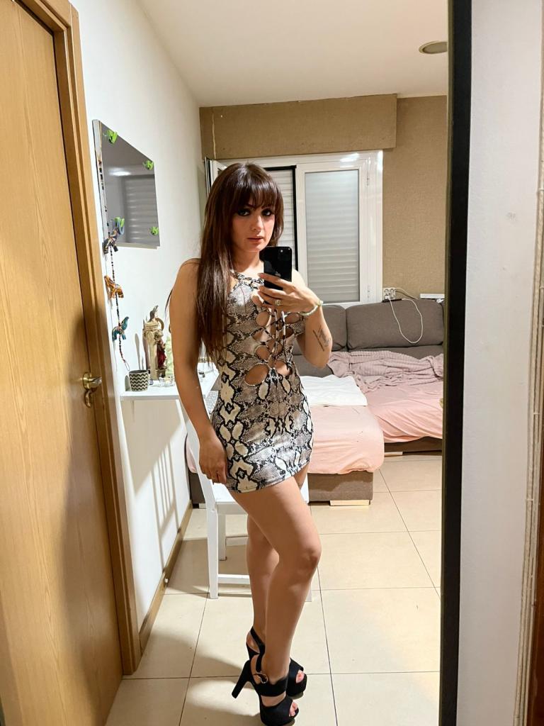 664874220: Chica busca chico en Madrid