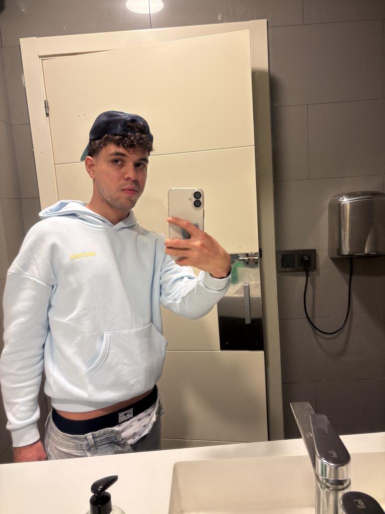 Chico busca chica en Sevilla: 