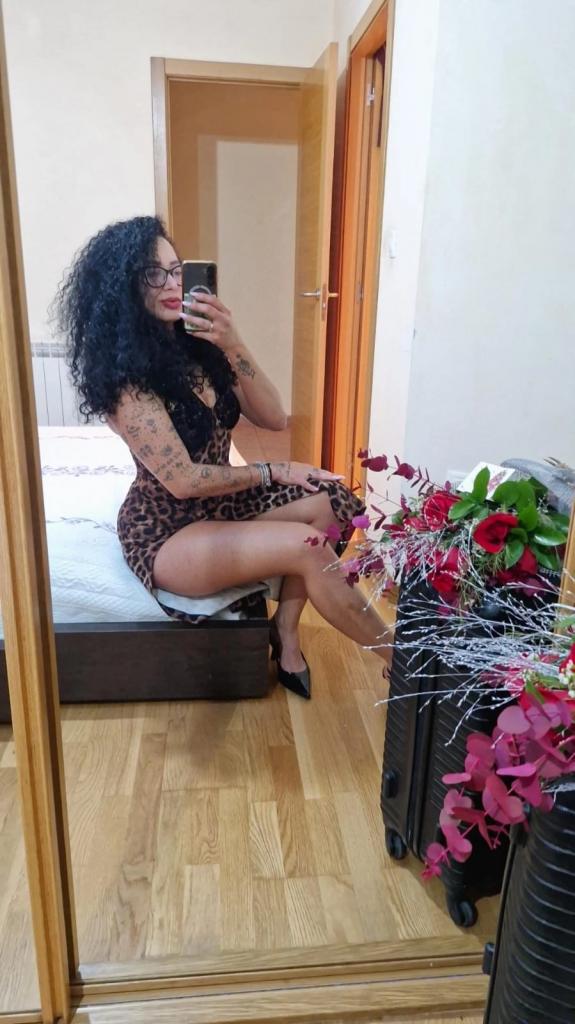 613677079: Chica busca chico en Lugo