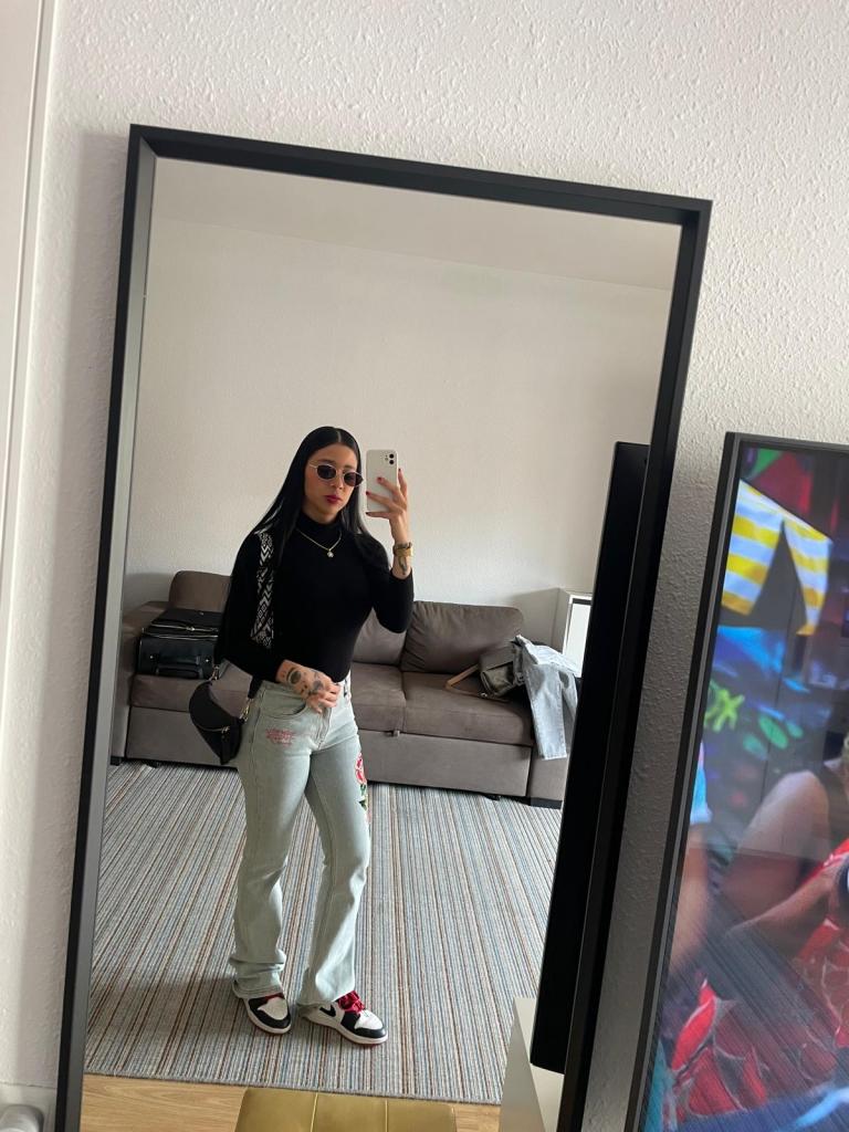 664427561: Chica busca chico en Barcelona