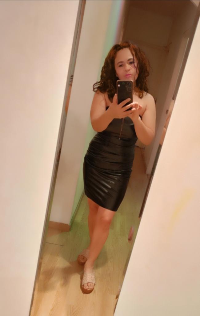 610739471: Chica busca chico en Barcelona