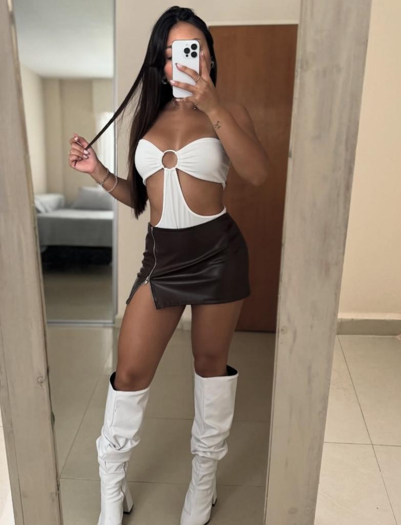 678786360: Chica busca chico en Ibiza