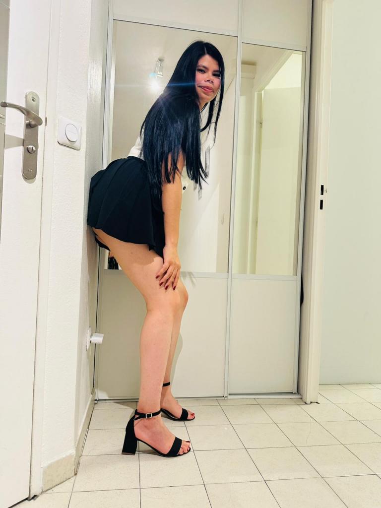 637764088: Chica busca chico en Sevilla