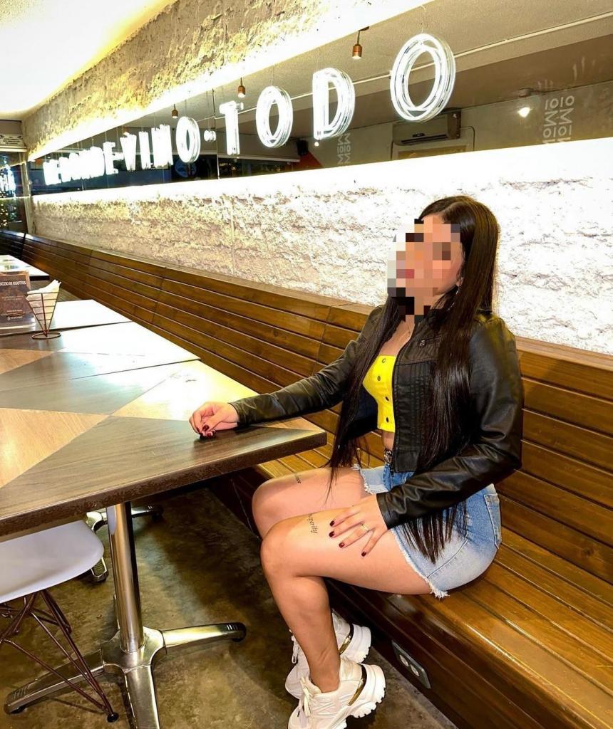 617262137: Chica busca chico en Barcelona