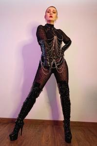 643699473: Chica busca chico en Madrid