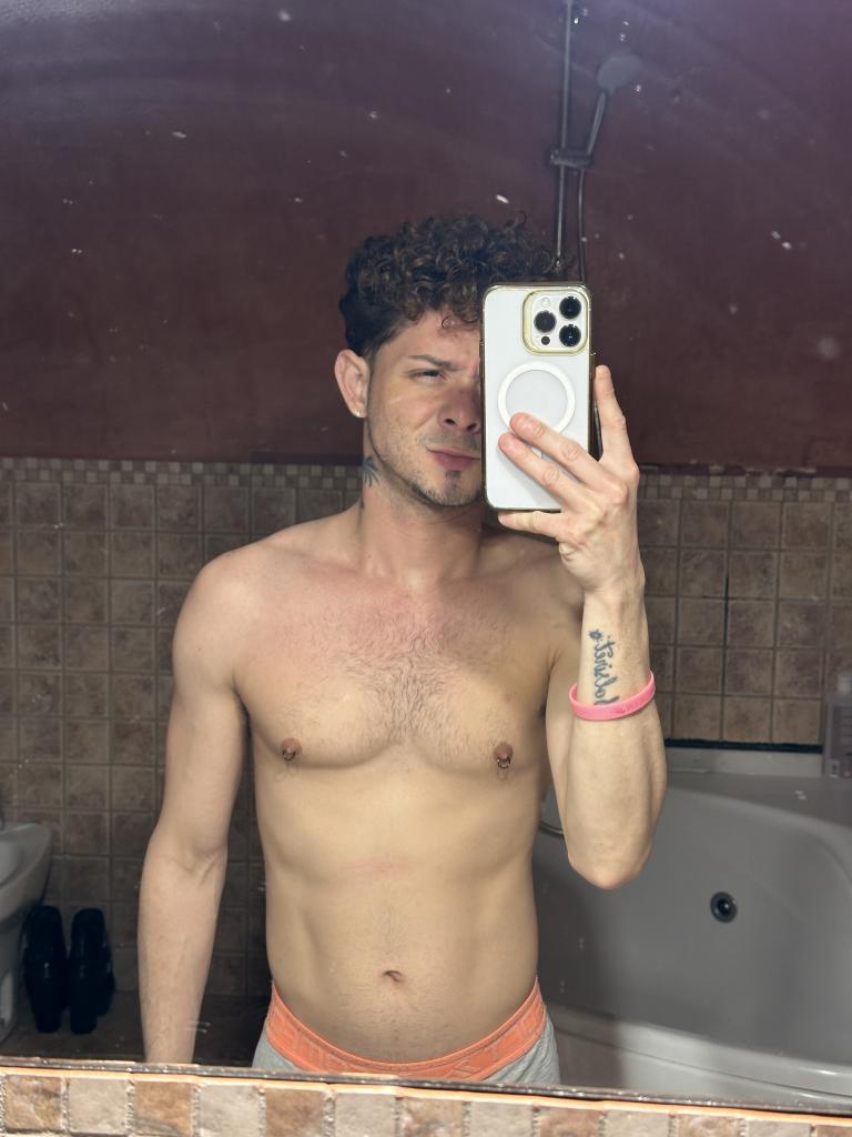 676337518: Chico busca chica en Sevilla