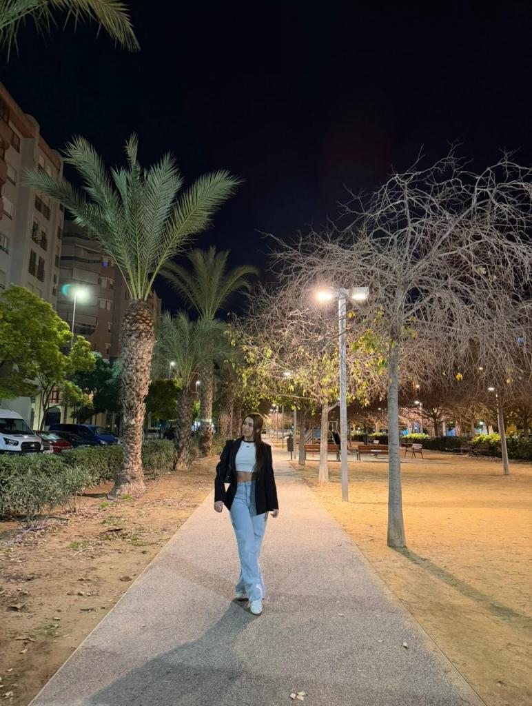 694286258: Chica busca chico en Barcelona