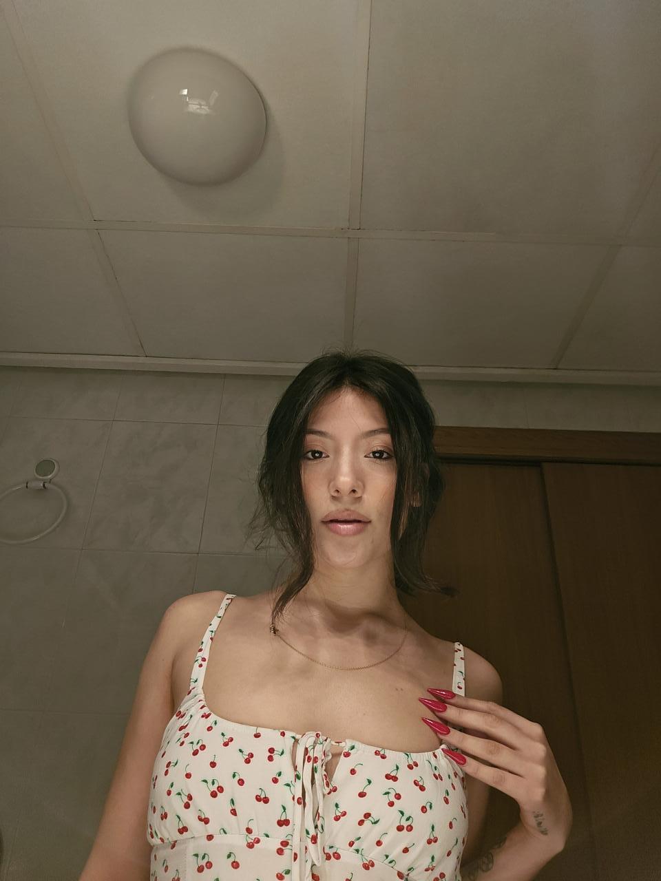 663085952: Chica busca chico en Barcelona