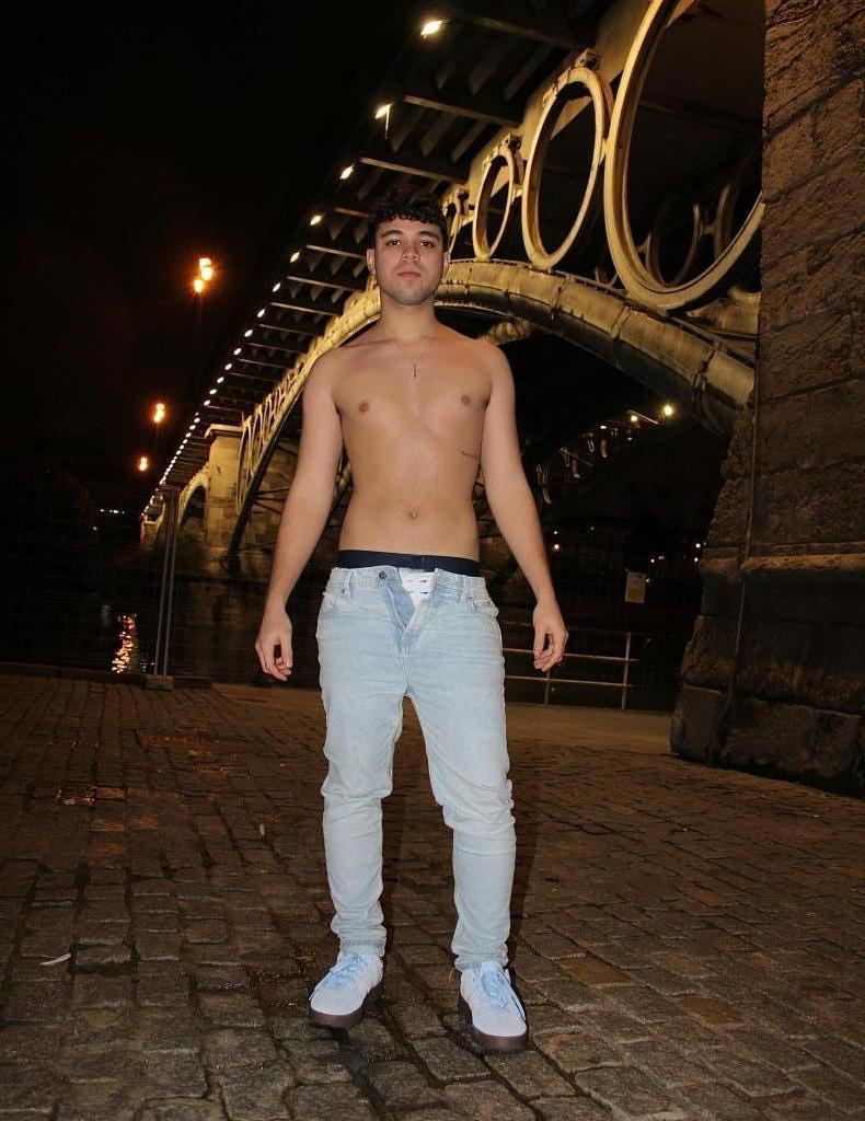 Chico busca chica en Sevilla: 