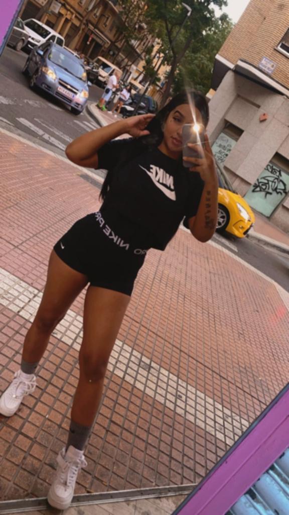 661120993: Chica busca chico en Barcelona