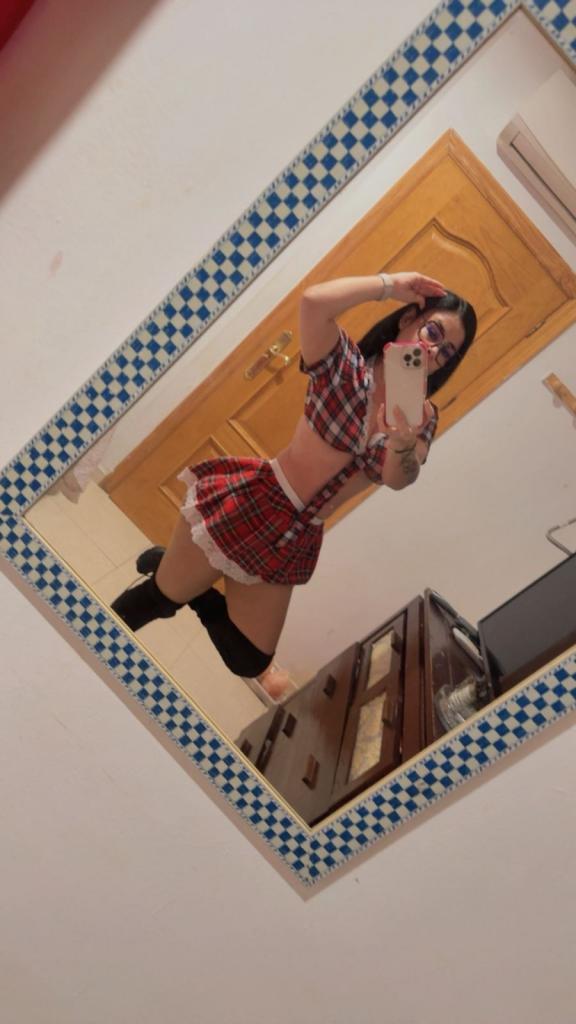 617129092: Chica busca chico en Barcelona