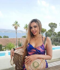 617164083: Chica busca chico en Gerona