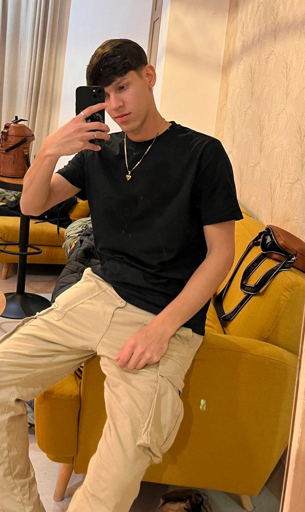 674344545: Chico busca chica en Sevilla