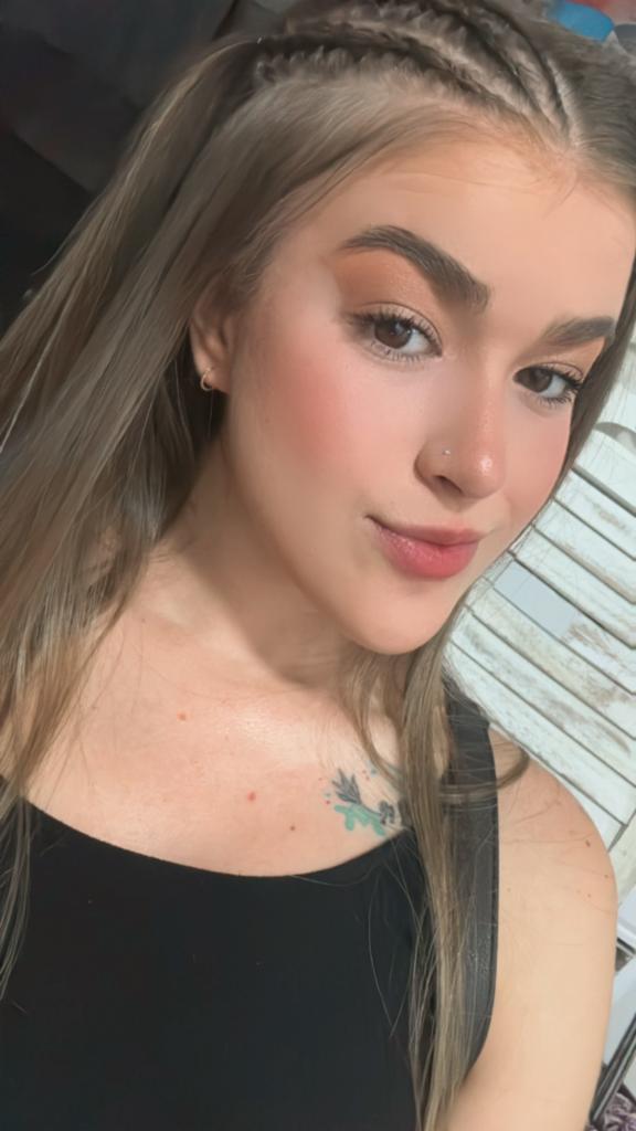 663818203: Chica busca chico en Barcelona